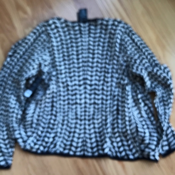 🍾HP🍾. NWT. Reversible sweater top. - Picture 4 of 4